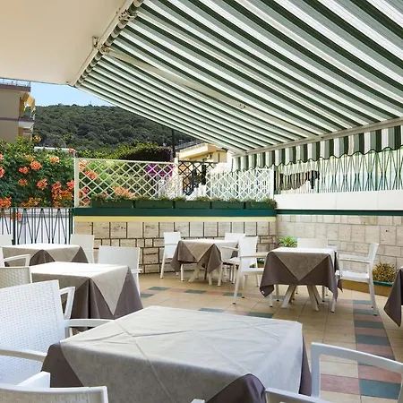 紫罗兰酒店 2* 加埃塔